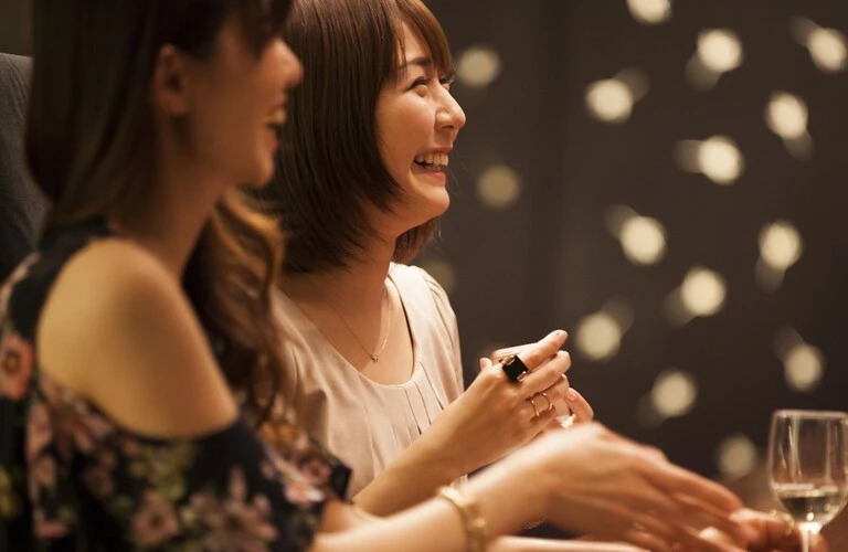 女子会を盛り上げるショー | 秋田市のバーなら手品の館 スマイル